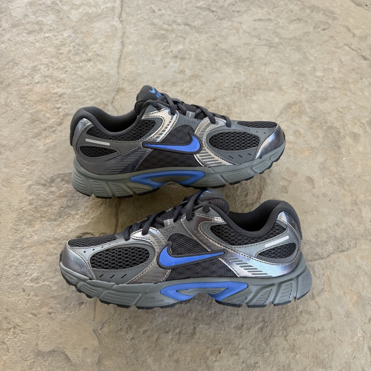 Size 7 - Nike V5 RNR Black Anthracite Smoke Grey GS