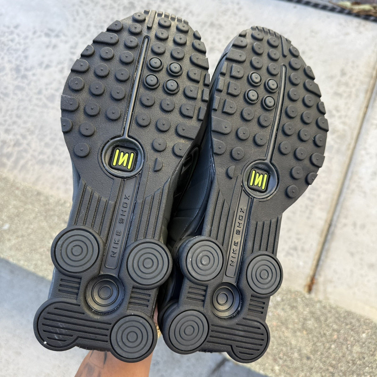 Size 9.5 - Nike Shox R4 Black Anthracite Multicolor Swoosh