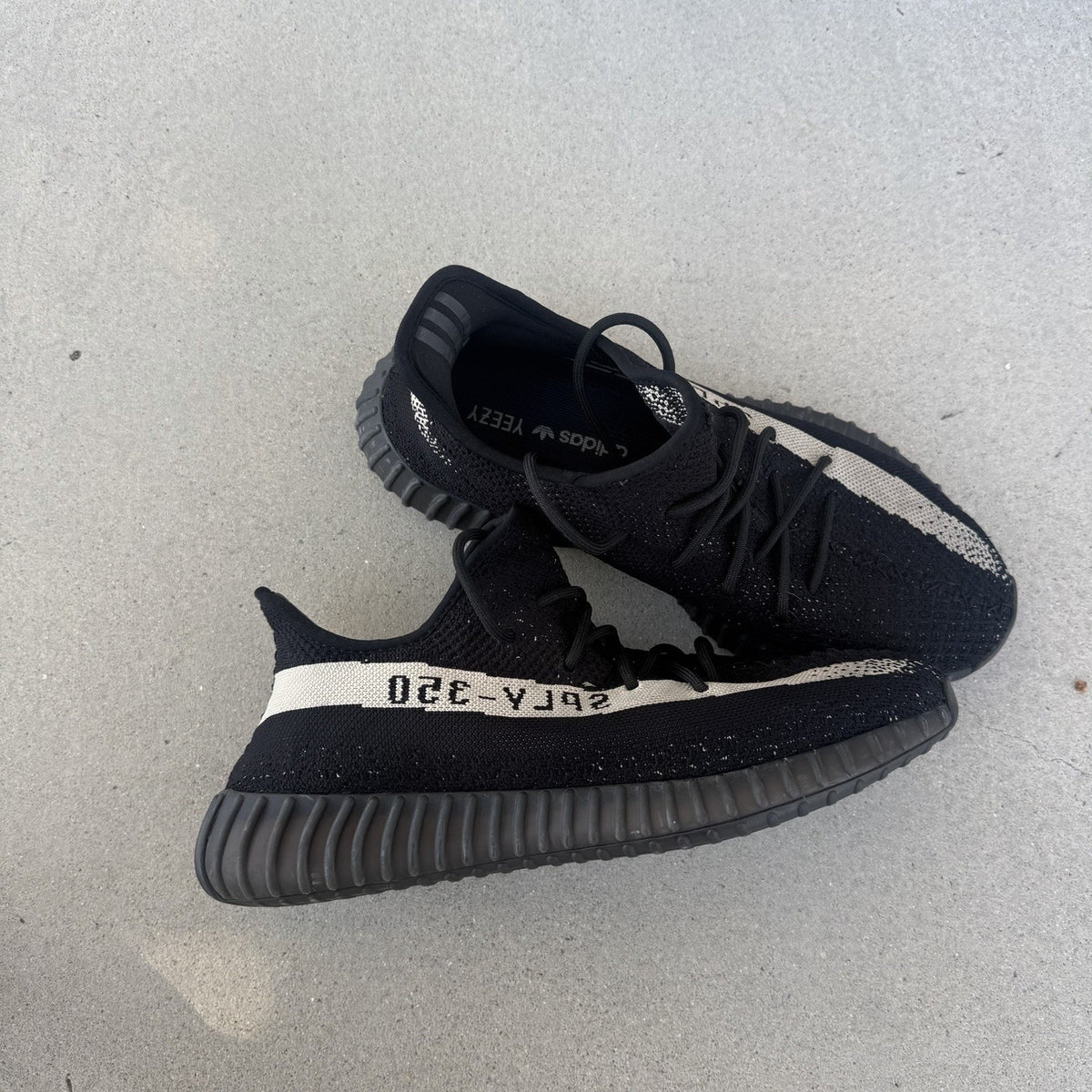 Size 11 - adidas Yeezy Boost 350 V2 Low Oreo
