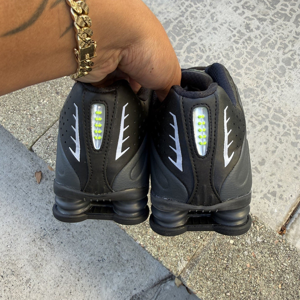 Size 9.5 - Nike Shox R4 Black Anthracite Multicolor Swoosh