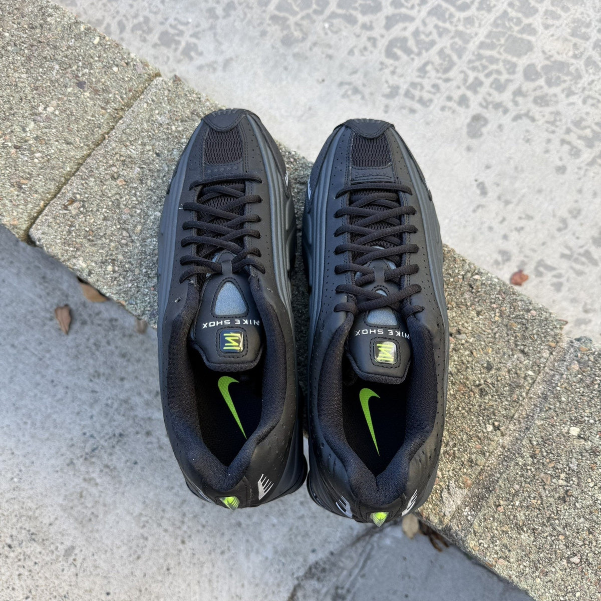 Size 9.5 - Nike Shox R4 Black Anthracite Multicolor Swoosh