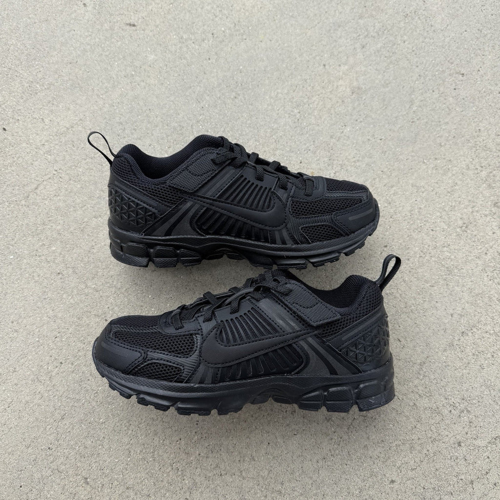 Size 1.5 - Nike Vomero 5 Triple Black PS