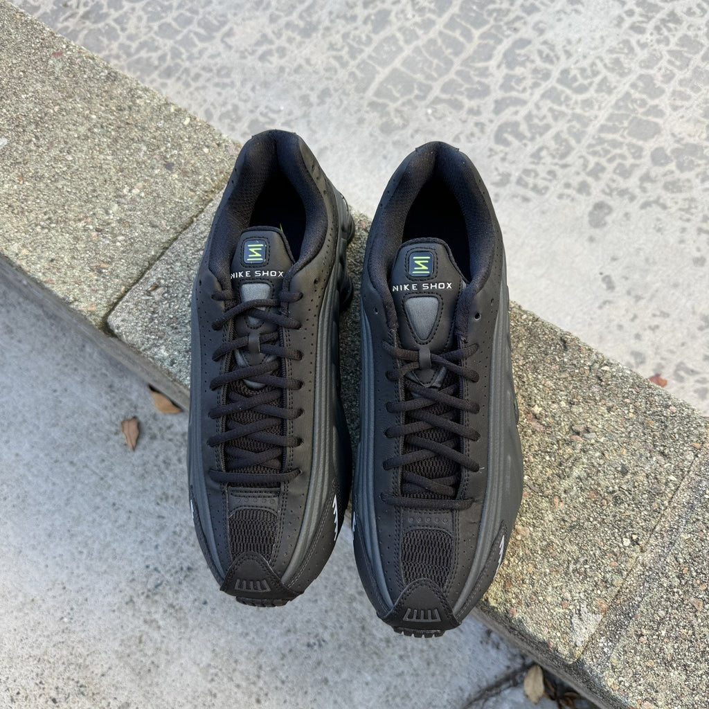Size 9.5 - Nike Shox R4 Black Anthracite Multicolor Swoosh