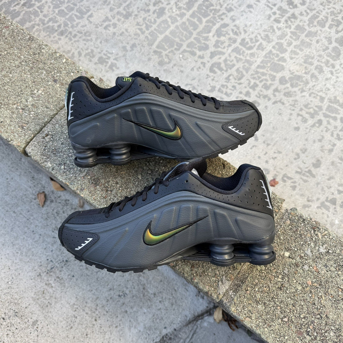 Size 9.5 - Nike Shox R4 Black Anthracite Multicolor Swoosh